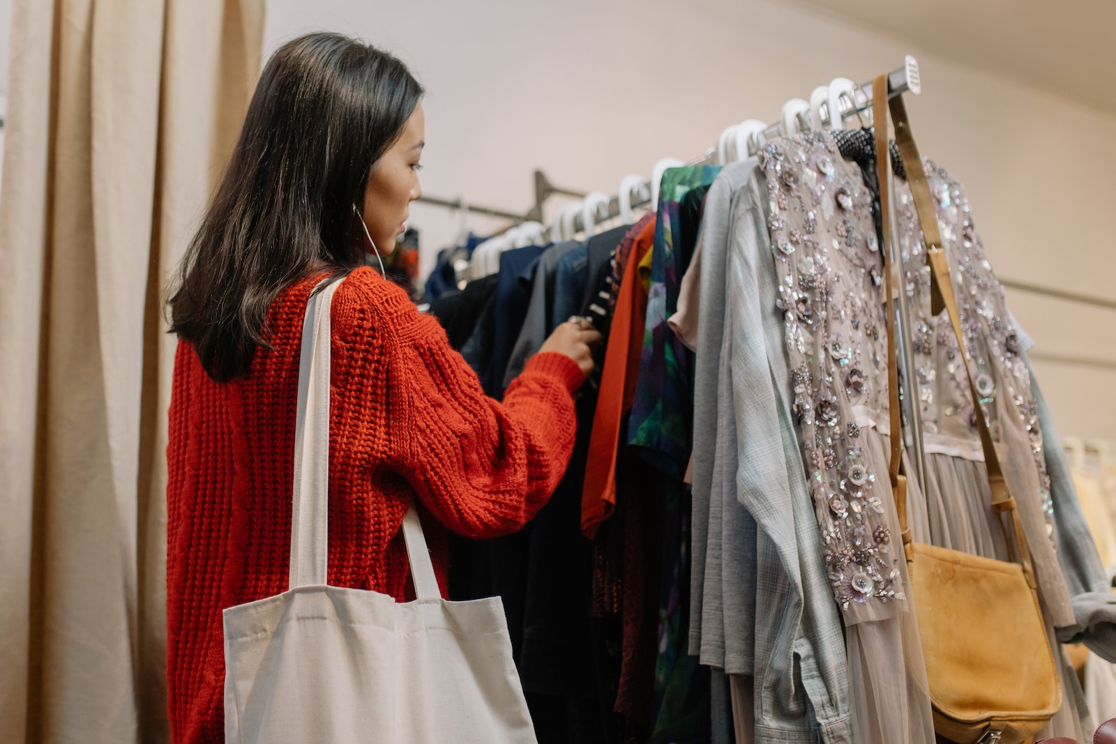 Secondhand Shopping Problems – Inspect Condition Before Buying Pieces